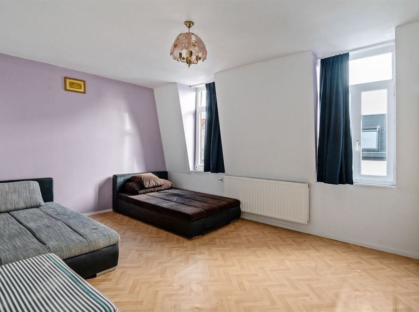 Situation : Cette propriété est idéalement située dans un quartier animé de la ville, à deux pas du centre-ville, du Park Spoor Noord et de la gare ce