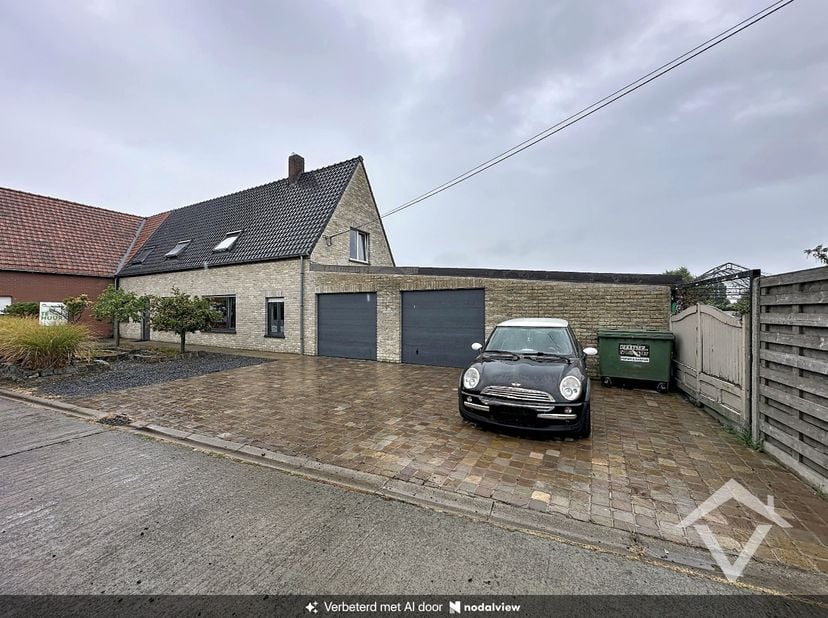 Deze rustig en landelijk gelegen woning vlakbij het centrum van Koekelare omvat: Inkom - leefruimte met houtkachel - keuken - badkamer met douche en b