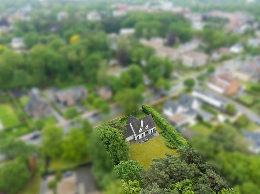 TE KOOP: Uitzonderlijke villa op een breed perceel van ca. 25 are in de Mosselerlaan te Genk!<br />
Deze ruime villa bevindt zich op een bijzonder aa