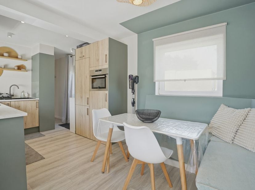 Recent gerenoveerde vakantiewoning (type bungalow) (renovatiejaar 2023) met 2 slaapkamers gelegen in het vakantiepark De Grote Zeemeeuwen te Koksijde.