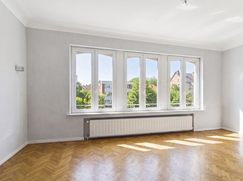 Ukkel – Franse Lycée<br />
<br />
Gelegen nabij het Franse Lycée, charmante bel-etage woning met garage, veranda en tuin.<br />
Inkomhal met toegang t