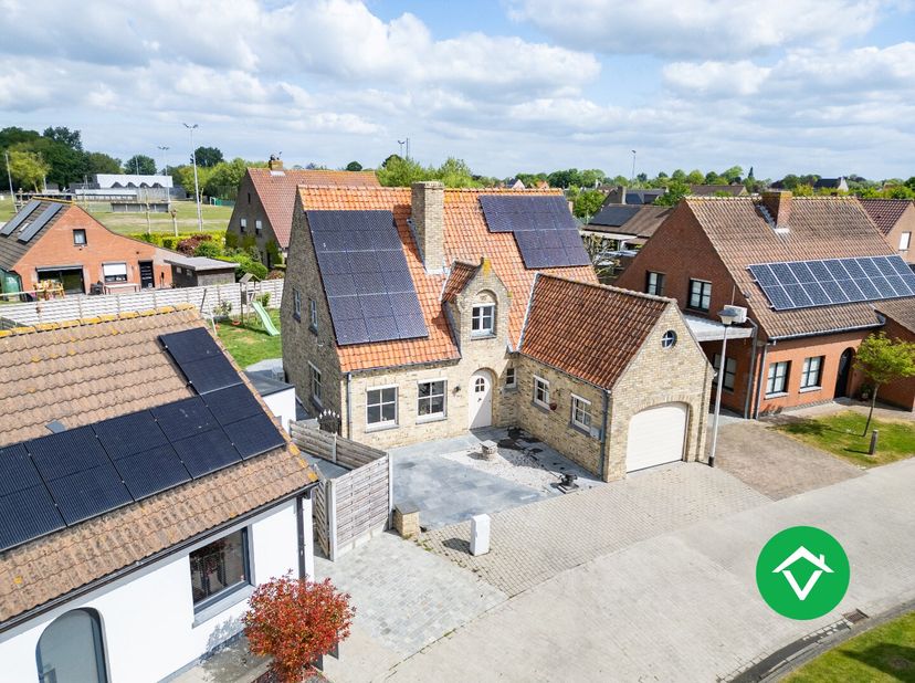 Deze landelijke woning bevindt zich in een rustige woonwijk in Koekelare, met als extra troef het speelplein en de recreatiezone De Mote grenzend aan