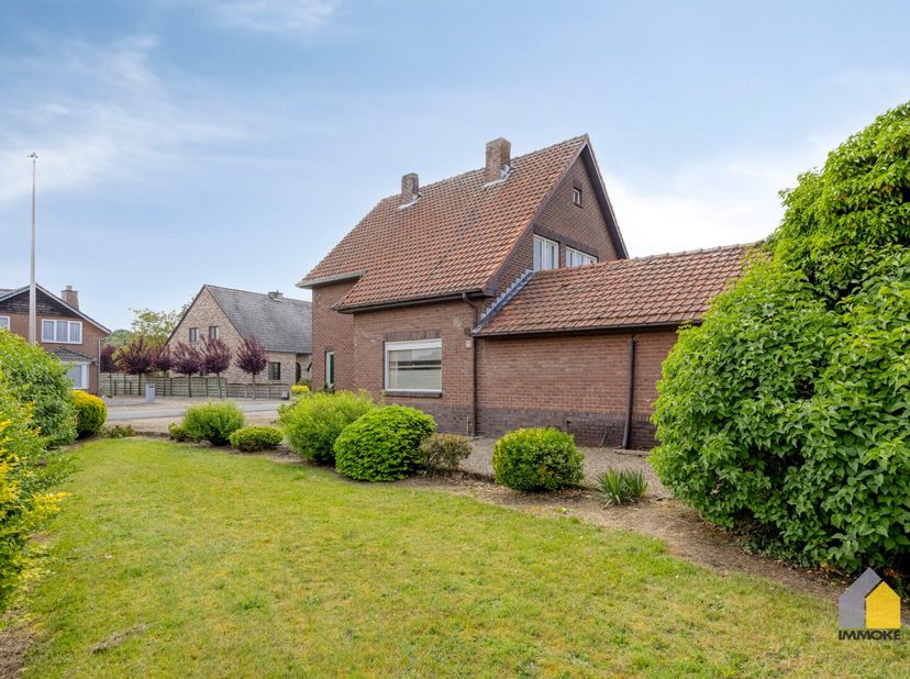 OMSCHRIJVING:<br />
- GELIJKVLOERS: Inkomhal met vaste trap naar de verdieping, leefkeuken (4,00 x 3,45 m), woonkamer (7,65 x 4,00 m) met veel lichtin