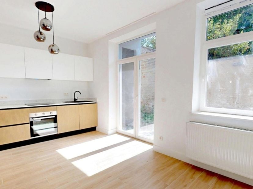 Terdelt / Helmet,  2 mooie, volledig gerenoveerde appartementen in een klein, rustig gebouw. Begane grond met grote binnenplaats, beschikbaar vanaf 1/