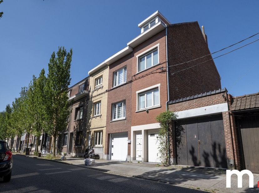 Bent u op zoek naar een woning in het hartje van Kortrijk? <br />
Dan is deze woning wellicht wat u zoekt! Deze woning biedt tal van moderne voorzieni