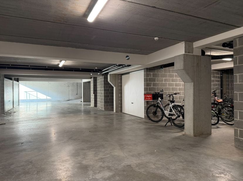 Vlot bereikbare ondergrondse staanplaats in Residentie Blanckaert te Harelbeke. De staanplaats bevindt zich in een ondergrondse parkeergarage en is be