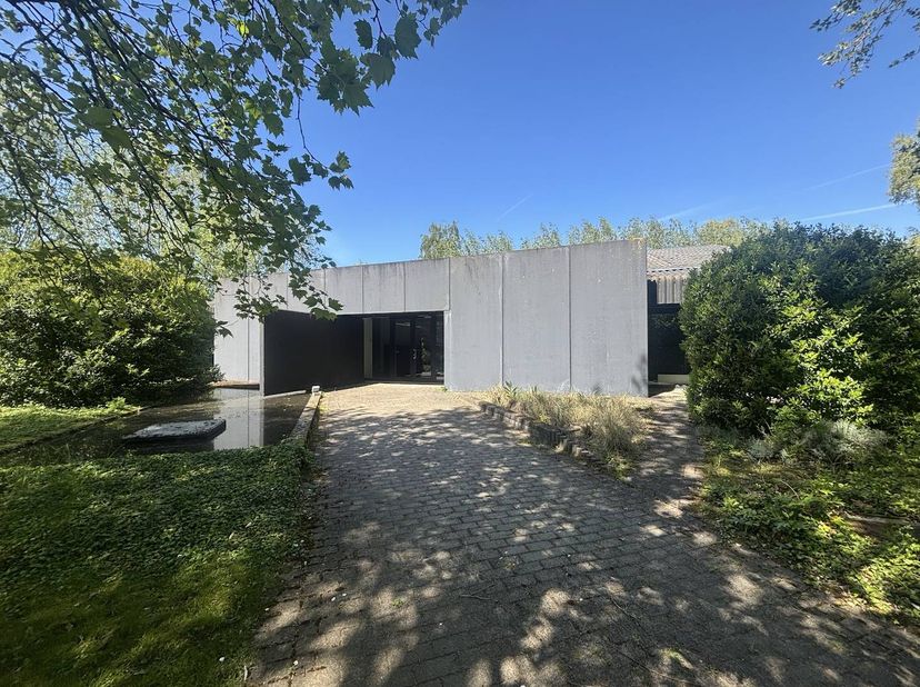 Kantoor van ca. 575 m² te huur in het President Kennedypark te Kortrijk. <br />
Het kantoor is gelegen in de nabijheid van de E17 en de R8. Voorzien v