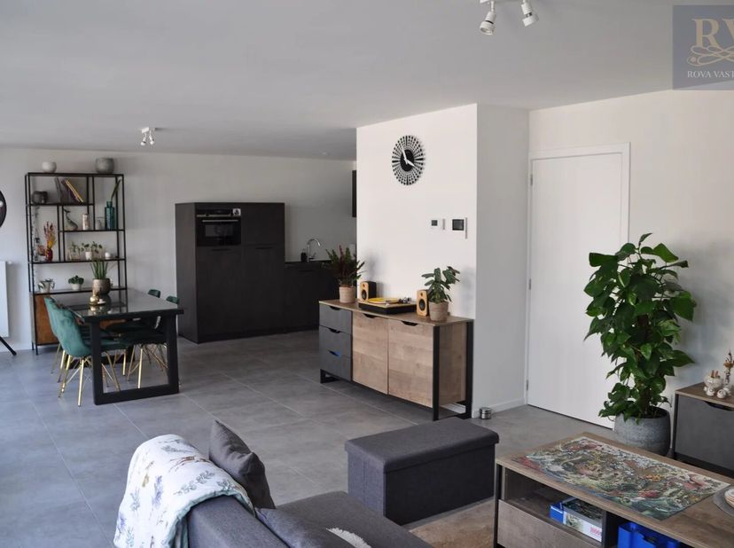 PRACHTIG EN RUIM APPARTEMENT MET 2 SLPK EN VEEL LICHTINVAL IN HET BRUISENDE CENTRUM VAN BILZEN<br />
Op zoek naar een instapklaar en lichtrijk apparte