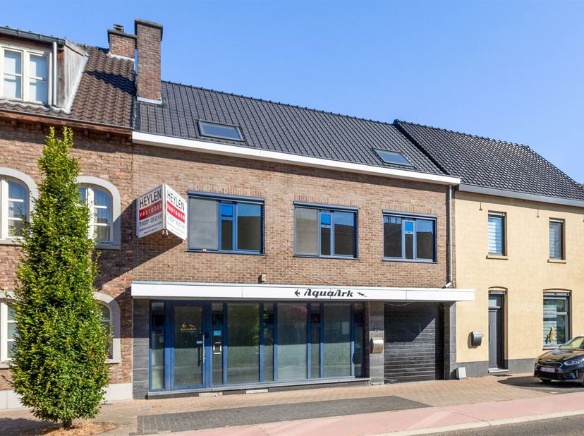 Gelijkvloers handelspand met woonst in Neeroeteren<br />
Ligging:<br />
De woning is gelegen in het centrum van Neeroeteren op Maaseikerlaan 13, op ee