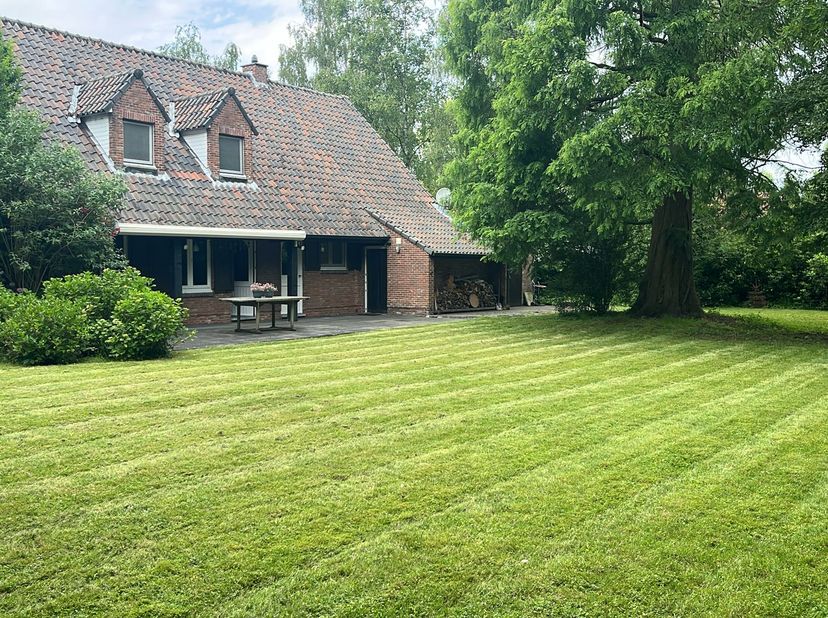 Découvrez cette villa de caractère au style fermette, nichée au calme dans une impasse du domaine très prisé « Tanghof ». Établie sur une superbe parc
