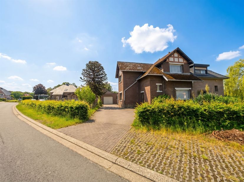 Karaktervolle mijnwerkerswoning met uitzonderlijk perceel van 9a 54ca in Maasmechelen<br />
Bent u op zoek naar een renovatieproject met karakter, ru