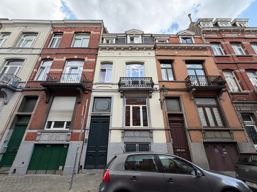 Saint-Gilles – Chatelain | Spacieuse maison 5 chambres<br />
Cette maison de maître se compose comme suit :<br />
Au sous-sol semi-enterré, vous trouv