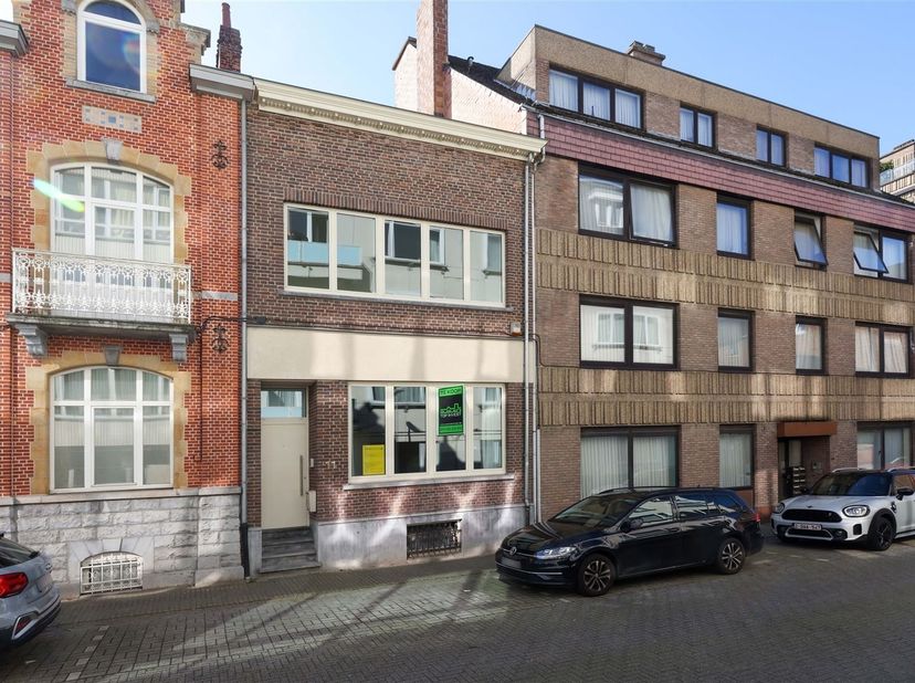 Unieke stadswoning met 4 slaapkamers en zonovergoten tuin op toplocatie<br />
<br />
Omgeving:<br />
+ Rustig gelegen op een boogscheut van het bru