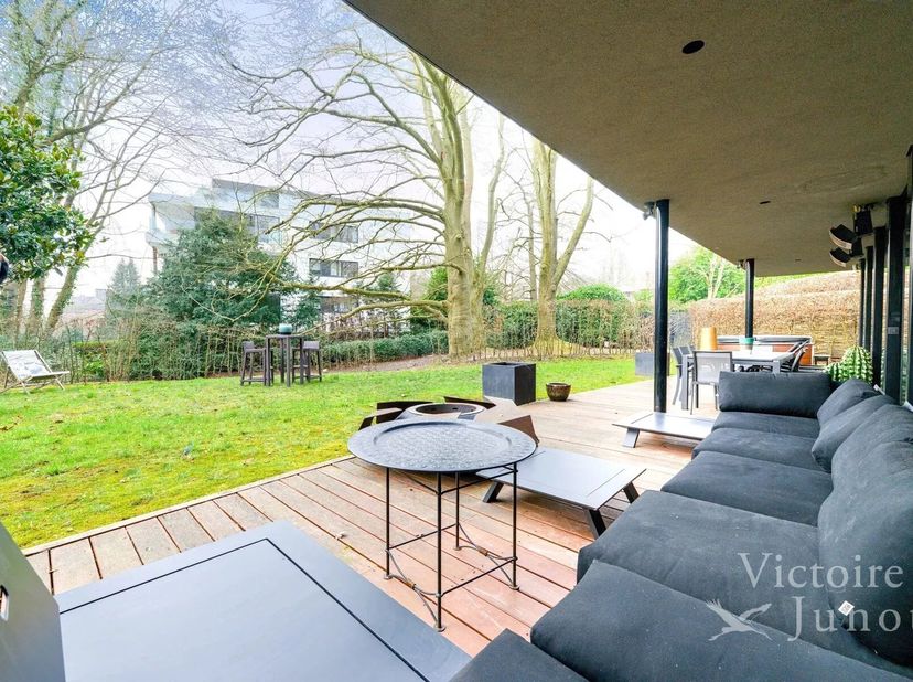 Gelegen in een beveiligd domein van 1,5 ha in de wijk Hamoir, prachtig duplex op de begane grond met een oppervlakte van ± 338 m², aangevuld met terra