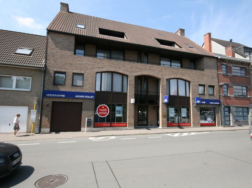 840 âÂ Centraal gelegen appartement met mooi zicht op de Onze-Lieve-Vrouwkerk, bestaande uit: - inkom - woonkamer - ruime ingerichte keuken (kookplate
