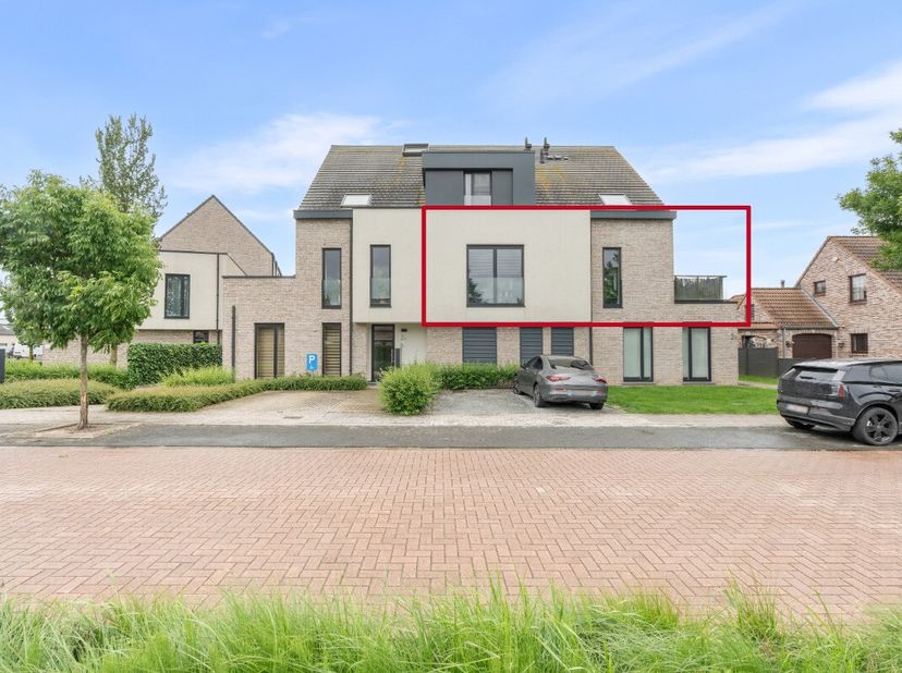 In de inkomhal bevindt zich een gastentoilet en vestiaire.De leefruimte geniet van veel lichtinval dankzij de grote raampartijen en onmiddellijke toeg
