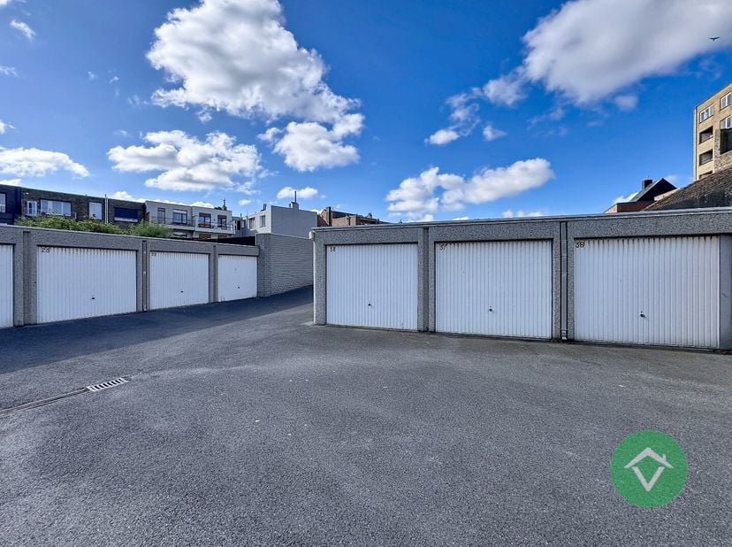 Deze garage nr. 37 bevindt zich op een boogscheut van het centrum van Oostende, langs de Torhoutsesteenweg.<br />
Het geheel maakt deel uit van een st