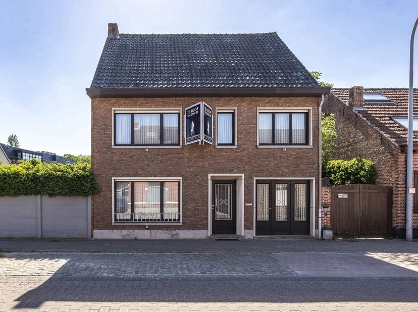 Deze op te frissen woning in Vosselaar biedt heel wat mogelijkheden voor wie op zoek is naar een eigendom dat volledig naar eigen smaak kan worden aan