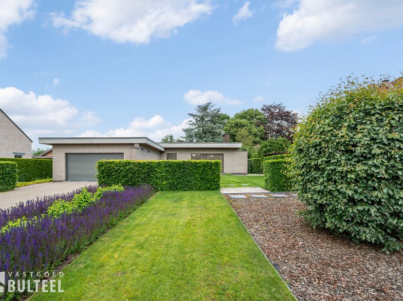 Deze instapklare en ruime bungalow is de ideale woning voor wie comfortabel en gelijkvloers wil wonen in een landelijke omgeving. De woning werd doorh