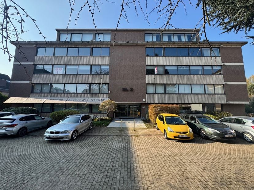 STROMBEEK-BEVER (Grimbergen) – Op minder dan 10 minuten van het Heysel-terrein vindt u deze TENTOONSTELLINGSZAAL / SHOWROOM, die ook als kantoorruimte