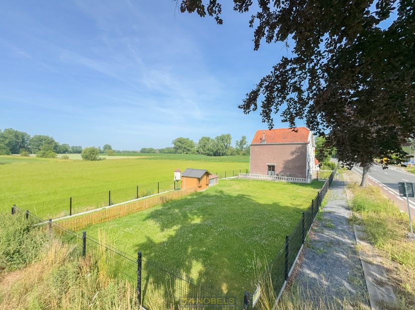 Charmante gezinswoning met potentieel op een ruim perceel van 814 m² in het landelijke Nederzwalm-Hermelgem. Deze verder af te werken woning combineer