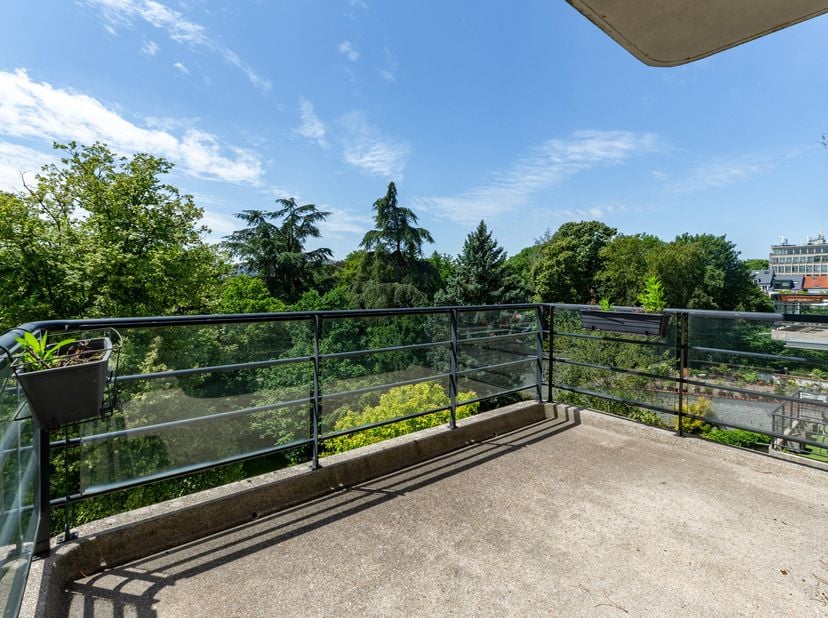 UCCLE, Winston-Churchill, APPARTEMENT (3ch/2sdb) de 172m² (Surface PEB) avec TERRASSES, PARKING et cave. PEB C+. Situé au 5ème étage d’un immeuble bie