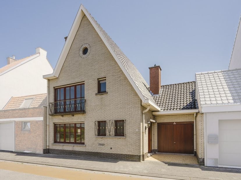 Deze charmante woning, gelegen in het centrum van Kuurne, biedt een unieke combinatie van licht, ruimte, karakter en tal van uitbreidingsmogelijkheden