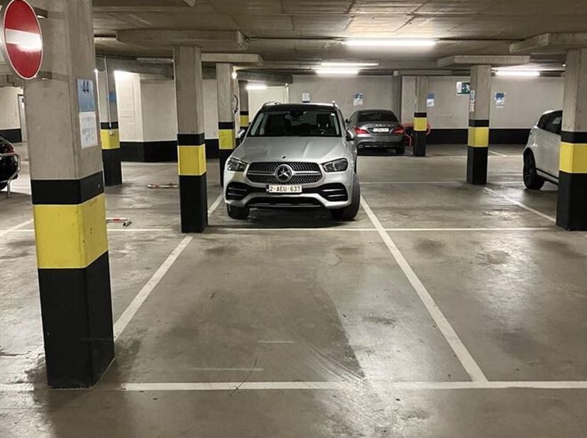 Autostaanplaats te koop in centrum Antwerpen<br />
Locatie: Deze ondergrondse autostaanplaats is gelegen op een uitstekende locatie in het hart van An