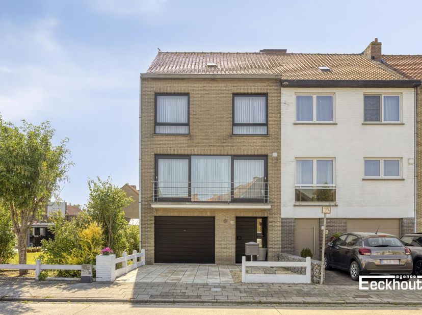 Deze woning bevindt zich in een brede, rustige straat te Bredene en toch vlakbij bushaltes, winkels en scholen. Het huis beschikt over een aangenaam z