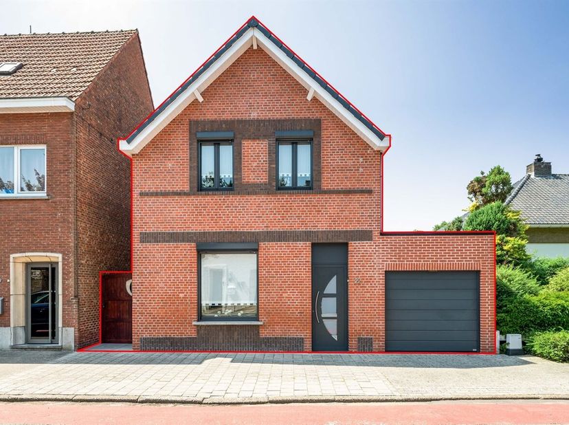 Instapklare gezinswoning met 3 slaapkamers, garage en ruim perceel van ca. 935m²<br />
Gelijkvloers<br />
Via de inkomhal betreedt u de woning met toe