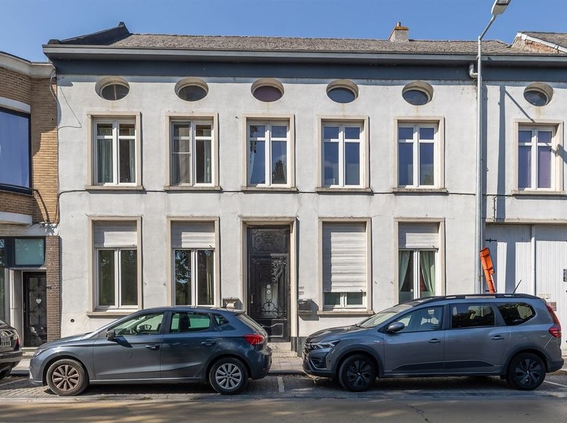 Uniek historisch pand op 8a41ca met koetspoort, tuin en uitzonderlijk veel ruimte in hartje Zichem. <br />
<br />
Pal in het historische centrum van Z
