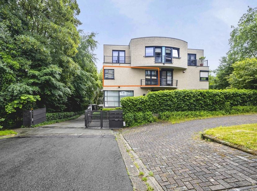 Dit appartement bevindt zich op de eerste verdieping van de verzorgde residentie Bergweide en dateert van 1994.<br />
Vanuit de inkomhal met ingebouwd