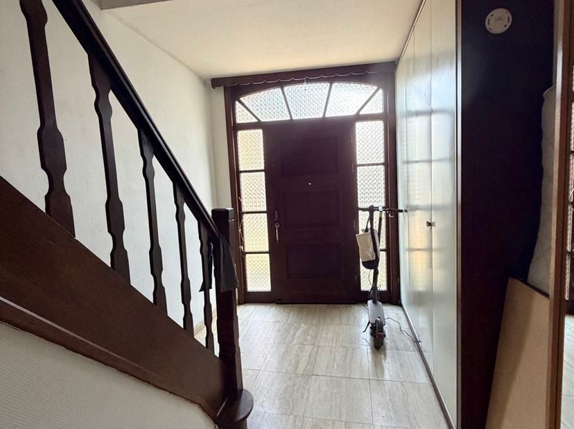 Bent u op zoek naar een centraal gelegen bel-etage waar comfort, licht en uitstekende bereikbaarheid centraal staan? Dan vormt deze eengezinswoning in