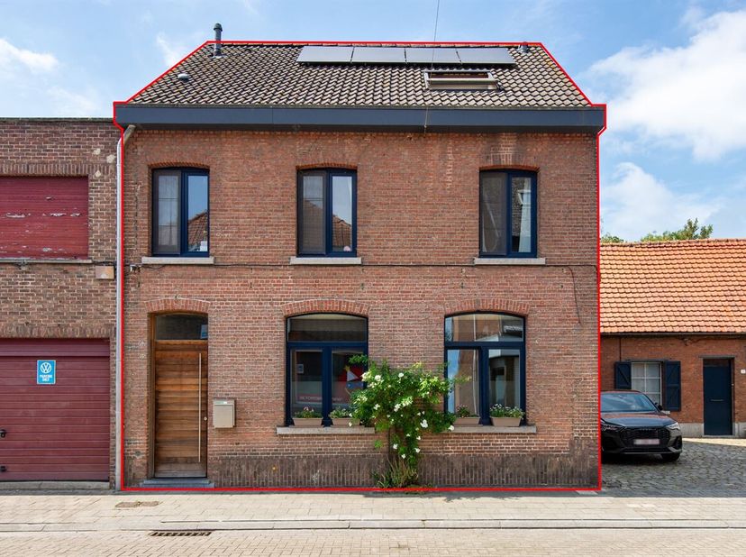 Instapklare gezinswoning met 4 slaapkamers in Tisselt EPC A Ideale woning voor jonge gezinnen.<br />
Deze lichtrijke gezinswoning werd volledig gereno