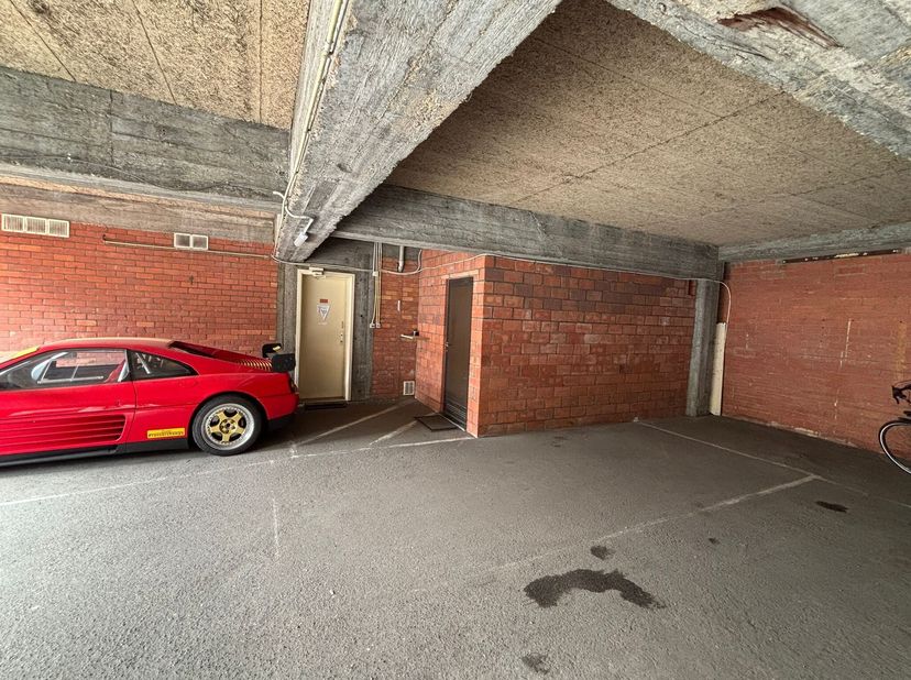 Vous cherchez une place de parking sûre et facilement accessible à Ostende ? Cette place de stationnement dans la Slachtersstraat est exactement ce qu