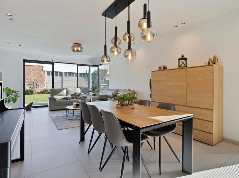 BEN-woning gelegen op een rustige locatie met 4 slaapkamers <br />
Welkom in deze uitzonderlijke halfopen woning waar luxe, comfort en vooruitstrevend