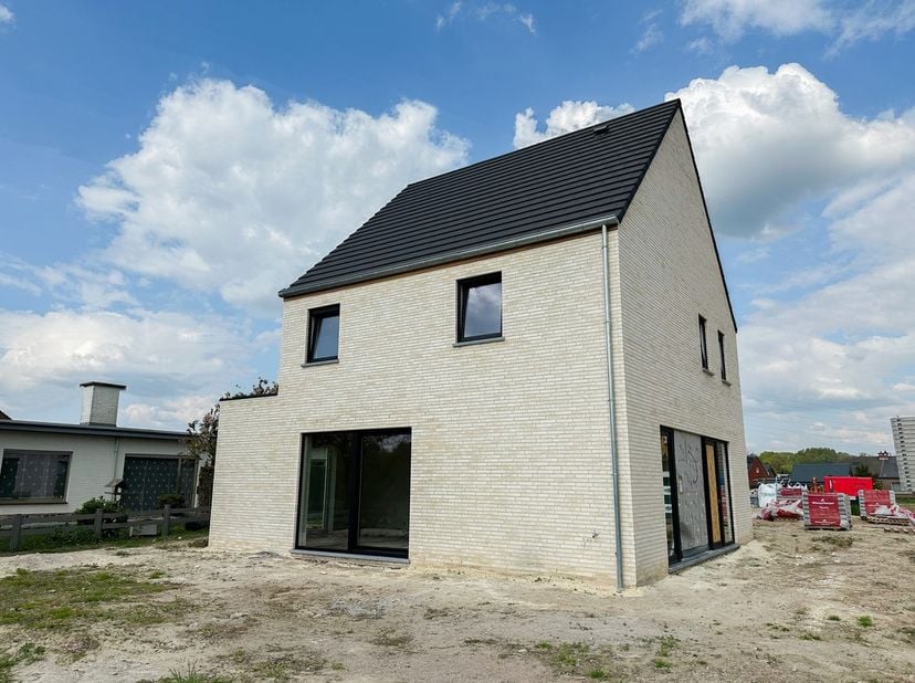 Hectaar realiseert een exclusief woonproject op een centrale en rustige locatie in Belsele, omgeven door groen. Lot 01 betreft een energiezuinige open
