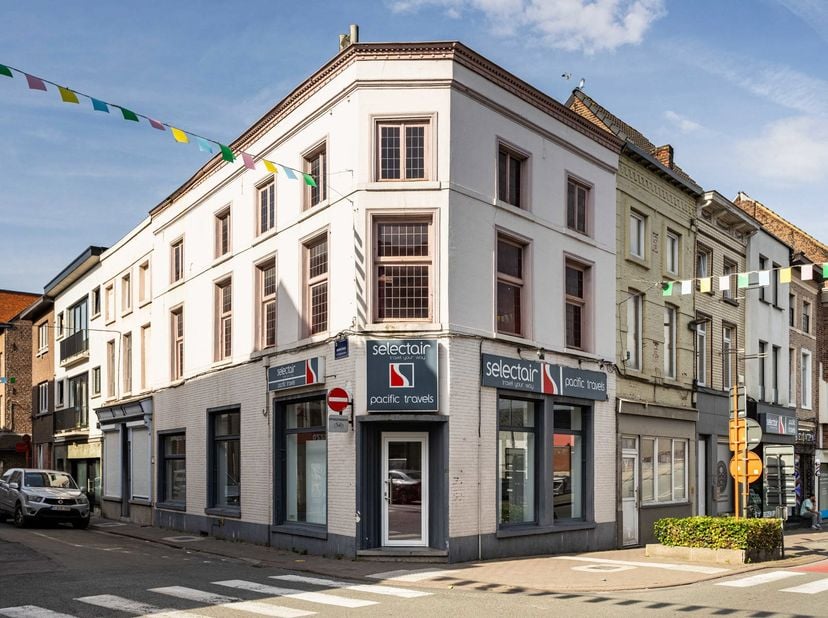Dit polyvalent handelspand te Geraardsbergen met mogelijkhied tot woonst op de hoek van de Oudenaardsestaat en Adamstraat biedt heel wat opportuniteit