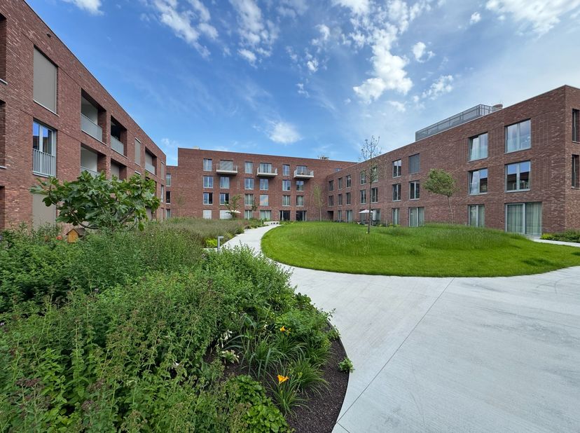 Met een woonoppervlakte van 95 m² biedt dit appartement voldoende ruimte voor comfortabel wonen. Het omvat twee slaapkamers, een afzonderlijk toilet,