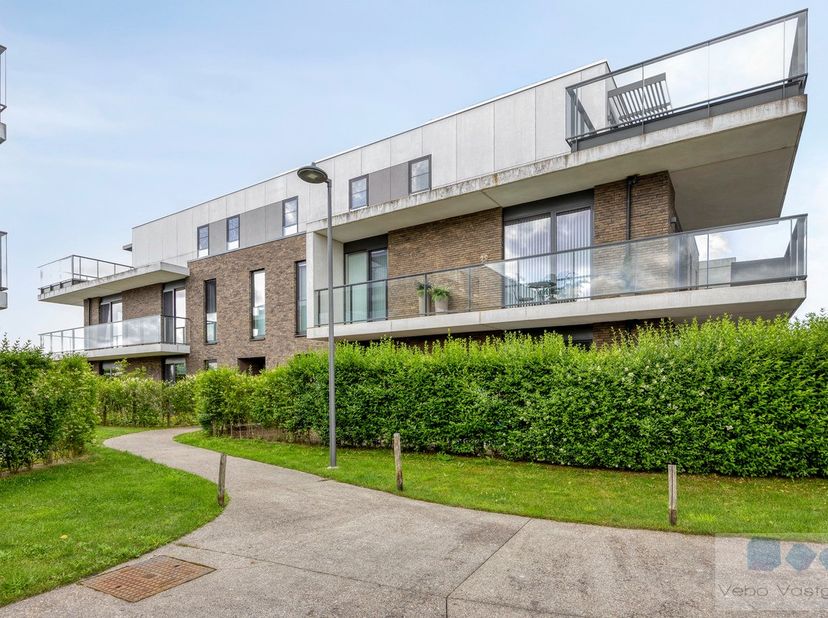 Recent gelijkvloers appartement, uit 2019, van 92 m²&amp;nbsp;met hoogwaardige afwerking, unieke buitenbeleving en ruime garage op wandelafstand van het c