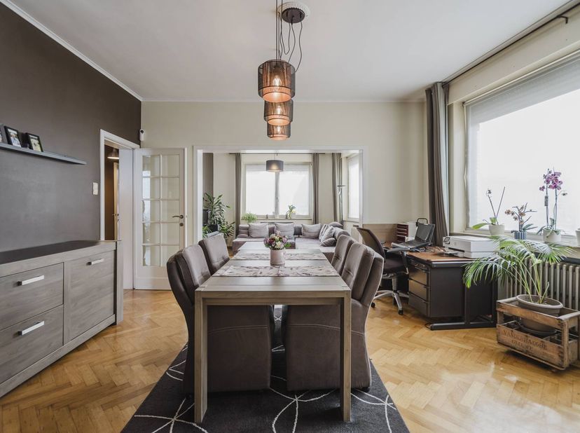 De woning is gelegen in het gegeerde centrum van Marke, op wandelafstand van winkels, scholen en openbaar vervoer. Bovendien bent u op slechts enkele