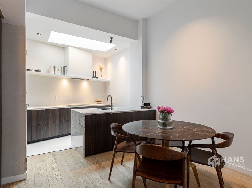 Unieke charme, een hoogwaardige renovatie en een uitstekende ligging: deze karaktervolle stadswoning heeft het allemaal. Gelegen in een rustige, verke
