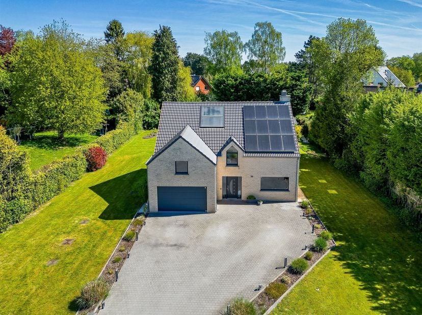 Property One vous propose cette magnifique propriété située sur le plateau de l'Ermite, à la frontière de Waterloo et de Braine-l'Alleud, à proximité