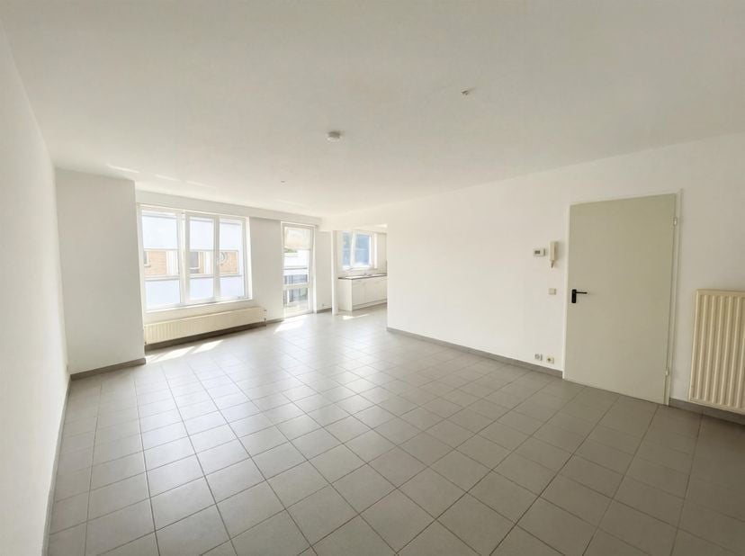 Volledig verhuurd opbrengsteigendom bestaande uit zes appartementen, zes autostaanplaatsen, een dubbele garagebox en zes privatieve bergingen. Dit geb
