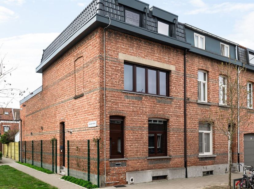 Ruime halfopen woning met 4 slaapkamers en tuin<br />
 Ligging: Ontdek deze prachtige, modern gerenoveerde woning in hartje Wilrijk! Je zit hier in ee