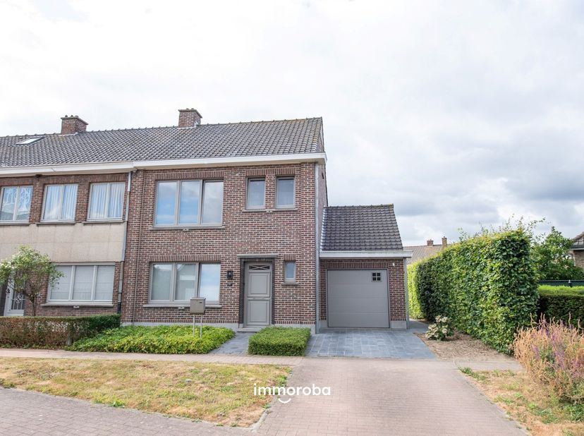 Charmante, gerenoveerde woning, gelegen in een rustige buurt te Wielsbeke. De woning heeft volgende indeling:  inkom met toilet, leefruimte met uitzic