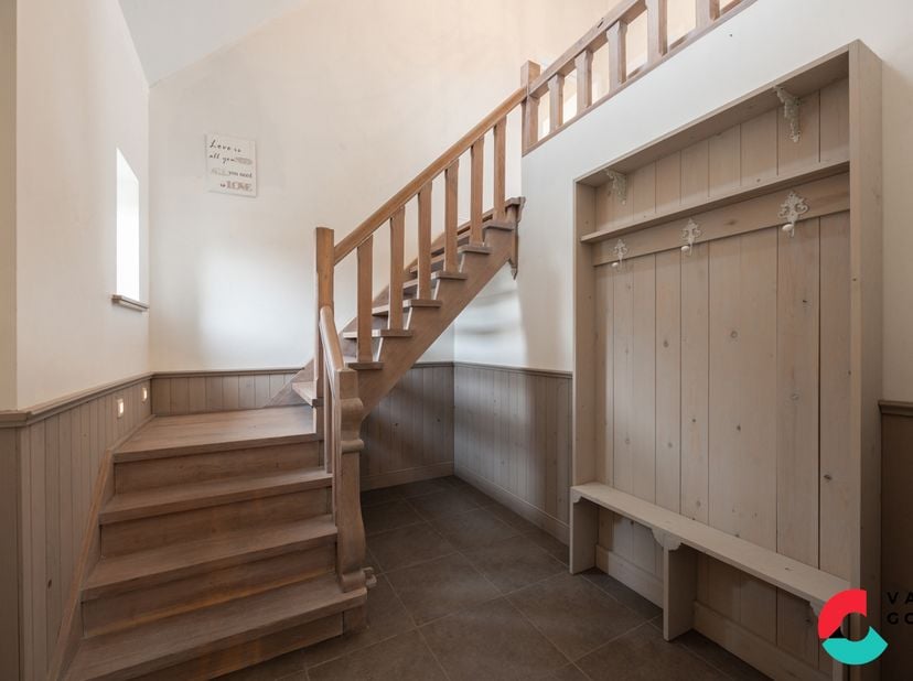 Ben je op zoek naar een rustig gelegen en comfortabele gezinswoning met alle belangrijke faciliteiten nabij? Dan is dit pand op een perceel van 5are10