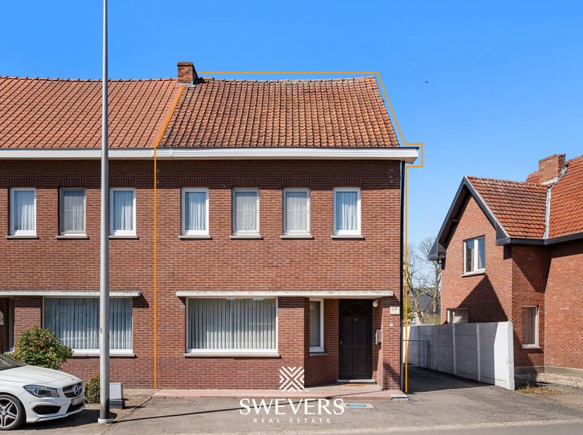 Voor meer info en foto’s, surf naar www.swevers.be – Halfopen woning met renovatiepotentieel gelegen aan de Grote Eggestraat 18 in Zonhoven. Gebouwd i