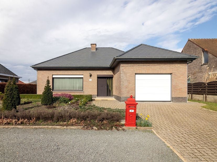 MAISON AVEC JARDIN<br />
<br />
Rez-de-chaussée : hall d’entrée, séjour, véranda, cuisine, 3 chambres (1 grande + 2 plus petites), salle de bains avec