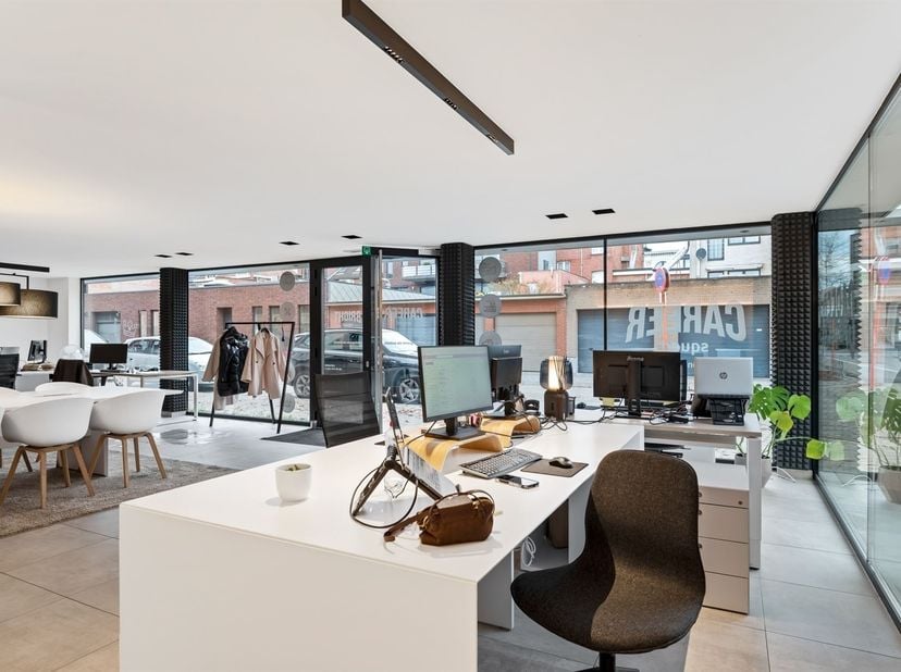 Ligging: Op een centrale en vlot bereikbare locatie in Brasschaat bevindt zich dit lichtrijke en polyvalente commerciële gelijkvloers, op slechts 200